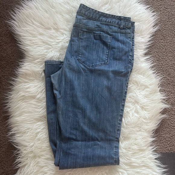 Mossimo Women’s Size 16 Jeans - Picture 1 of 3